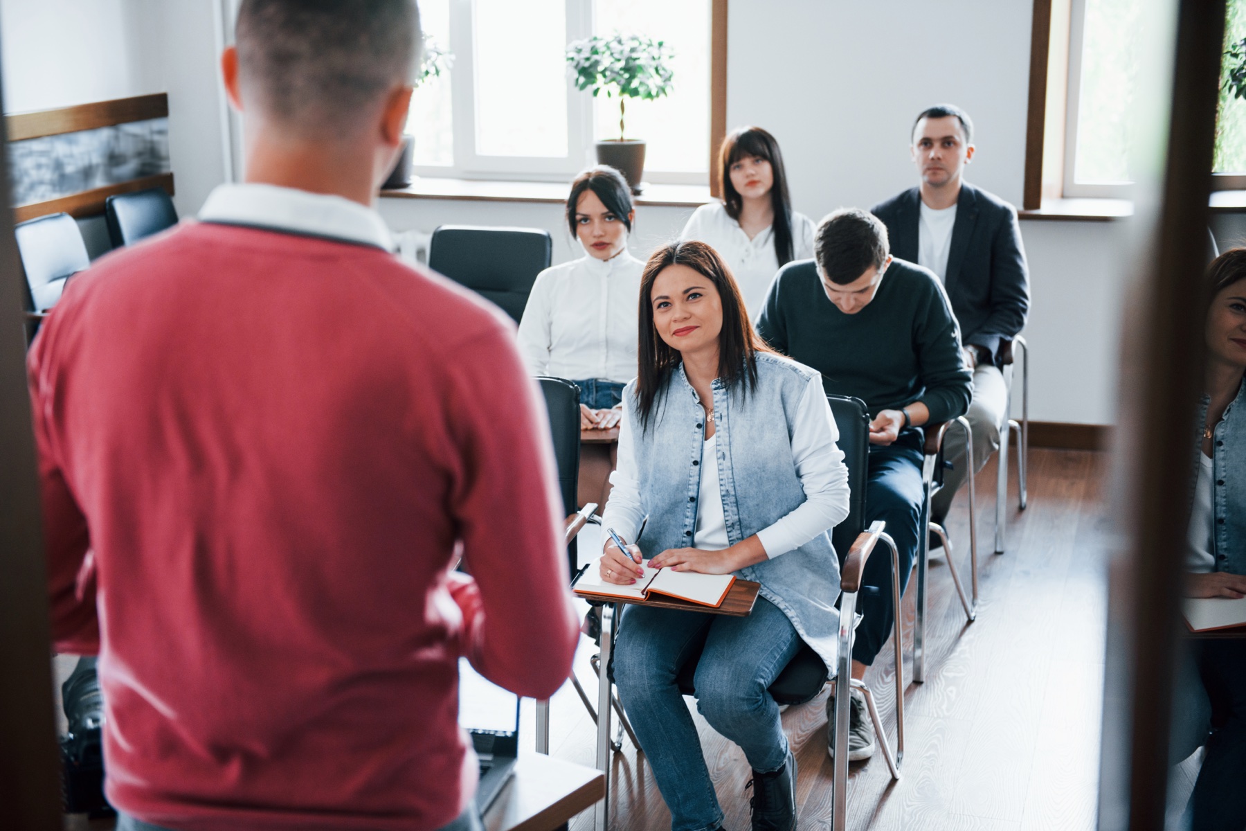 Equipo participando activamente en una sesión de aprendizaje