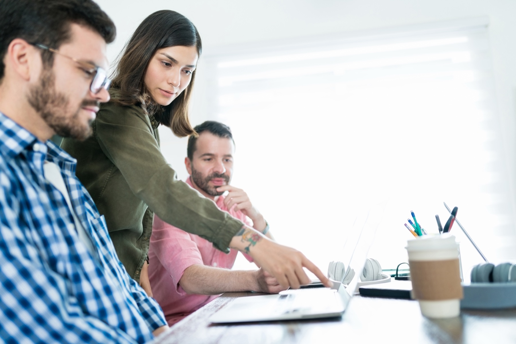 Equipo joven colaborando en una metodología de trabajo