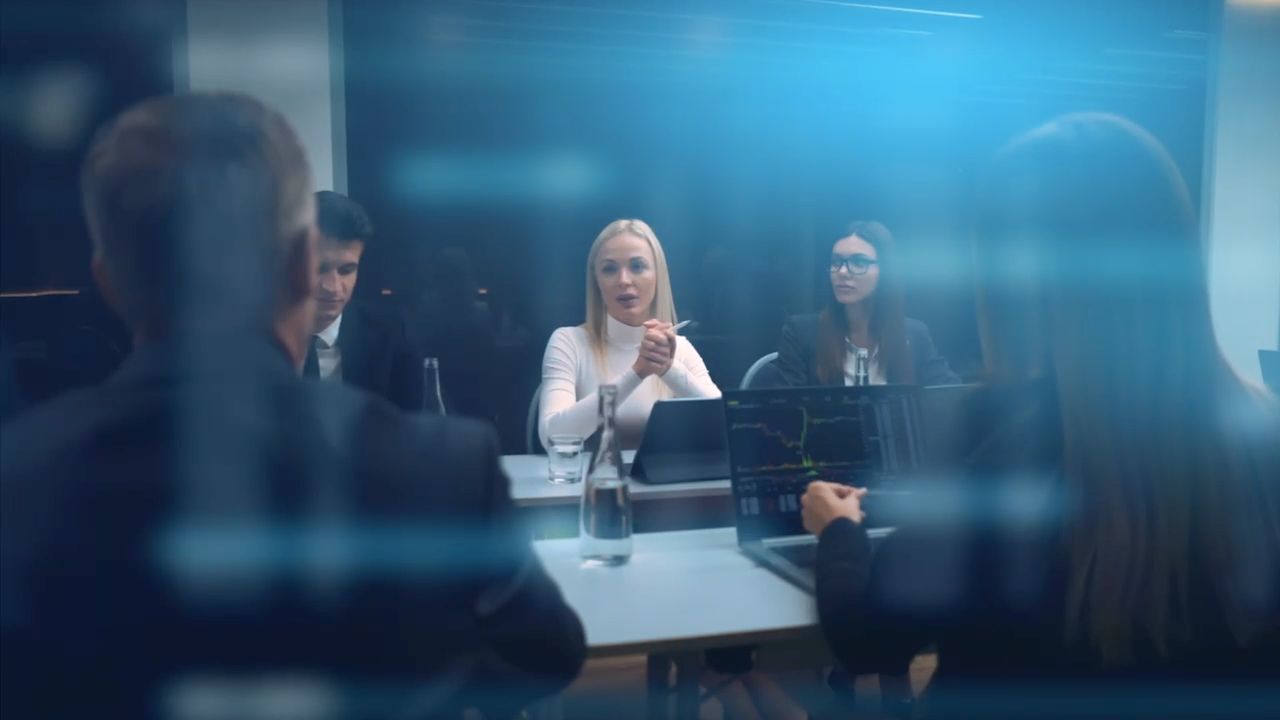 Equipo de consultoría reunido para analizar información de nómina